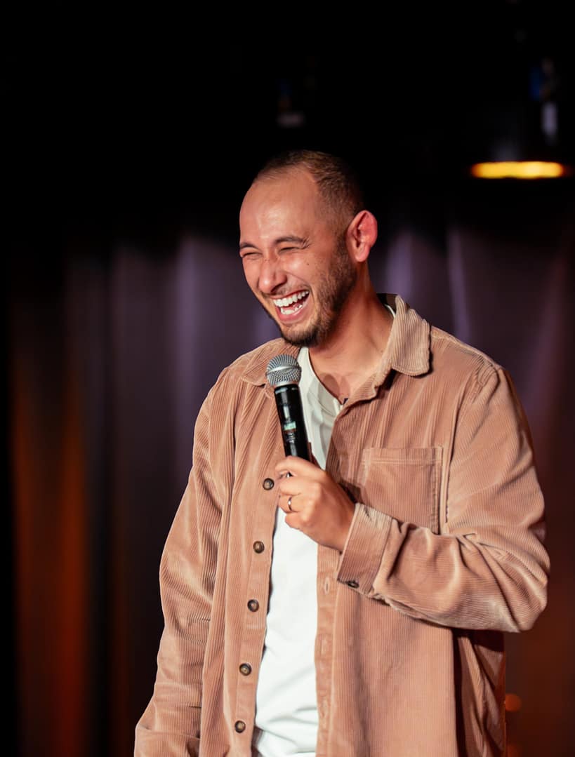 Merwan Sali, humoriste, lors d'un spectacle d'humour